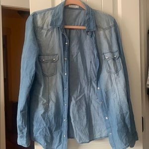 Light jean jacket with iridescent pearl buttons